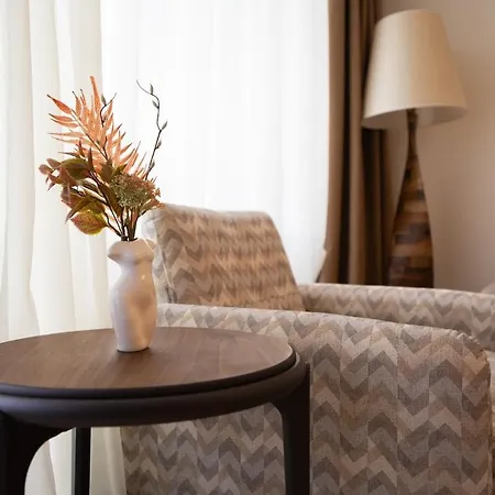 Bw Spacious Riverview Apartment