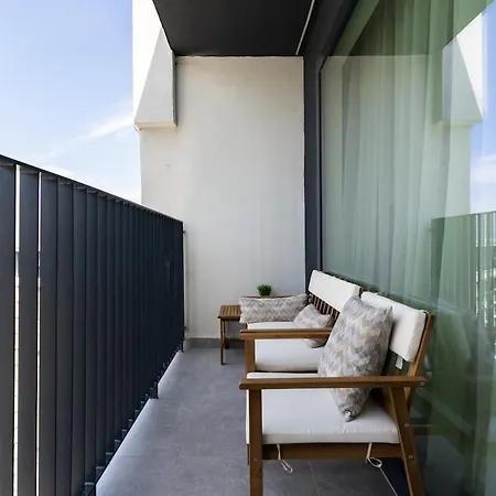 Bw Spacious Riverview Apartment *